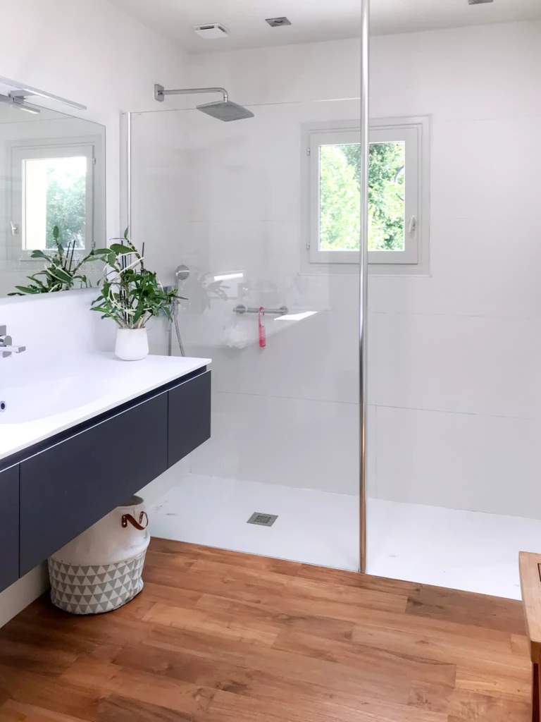 Détail douche, carrelage et finitions, rénovation salle de bains Côte d'Opale