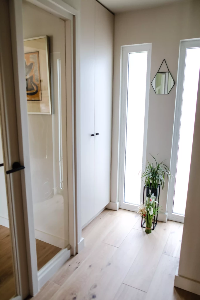 Entrée rénovée carrelage effet bois Villeneuve d'Ascq