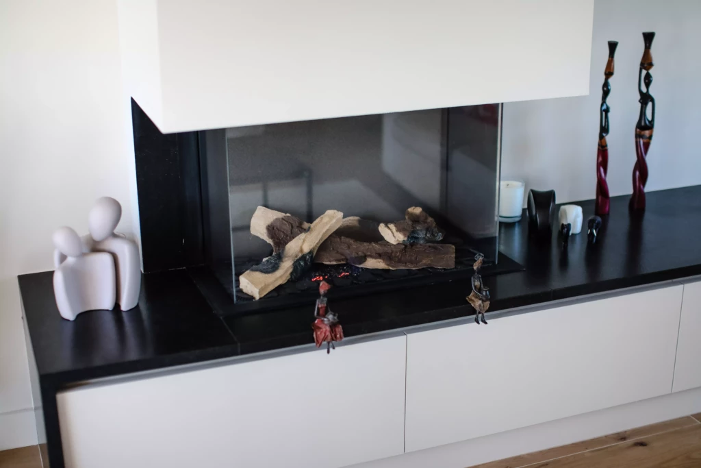 Cheminée au gaz en granit noir avec banquette tiroirs, Villeneuve-d'Ascq