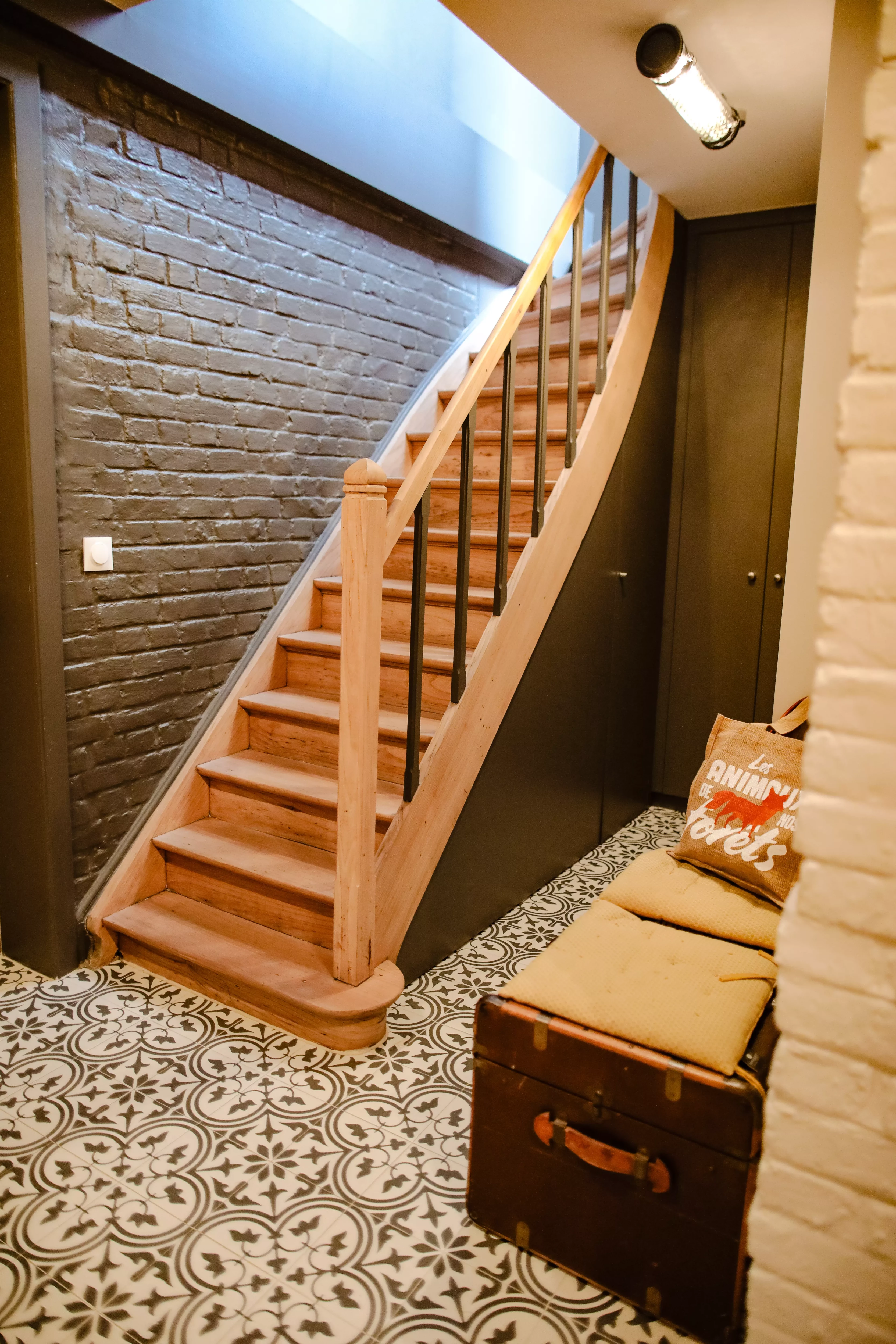 Escalier ancien rénové, carrelage vintage, maison Bel étage à Mouvaux