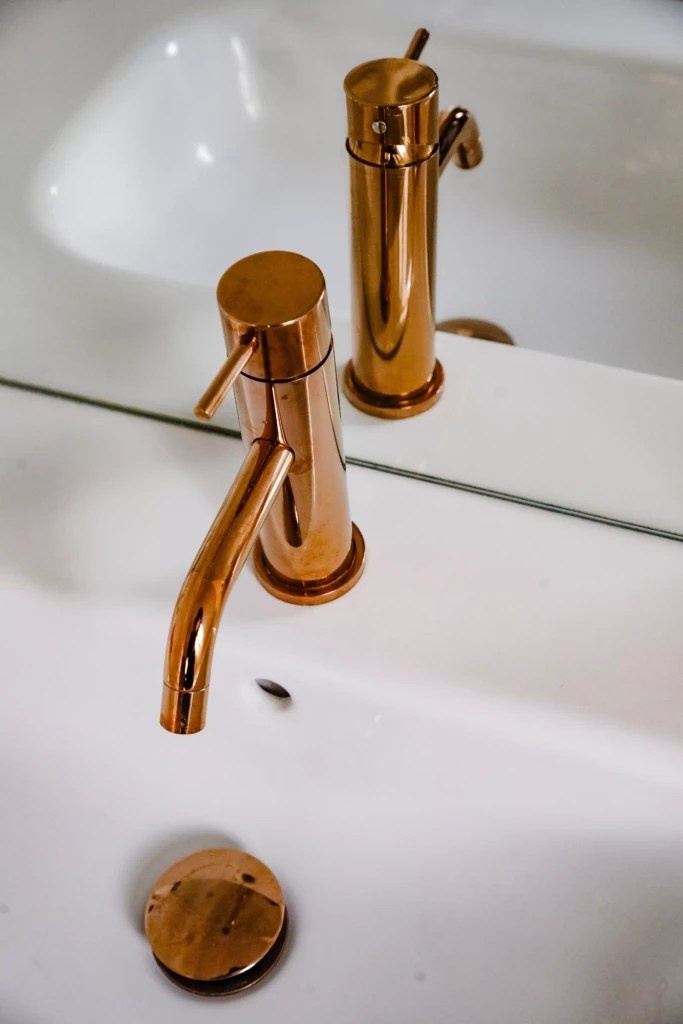 Détail robinetterie rosée, salle de bains vintage Bondues