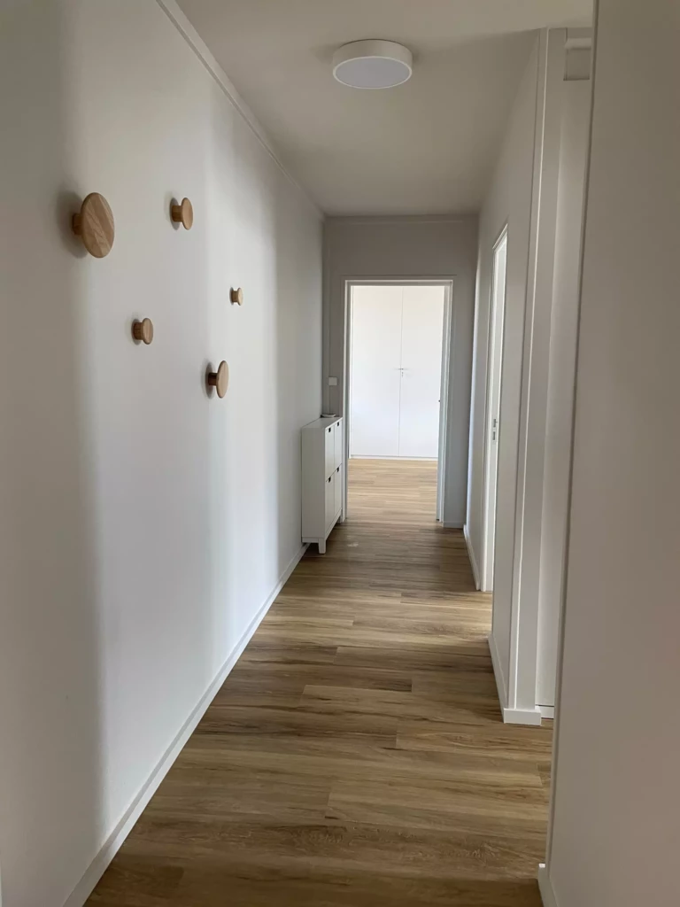 Couloir avec patères en bois sur mesure Wissant